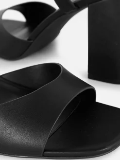 Sale Primark Chaussures à Talons Carrés Et Bride Incurvée Coupe Large Noir